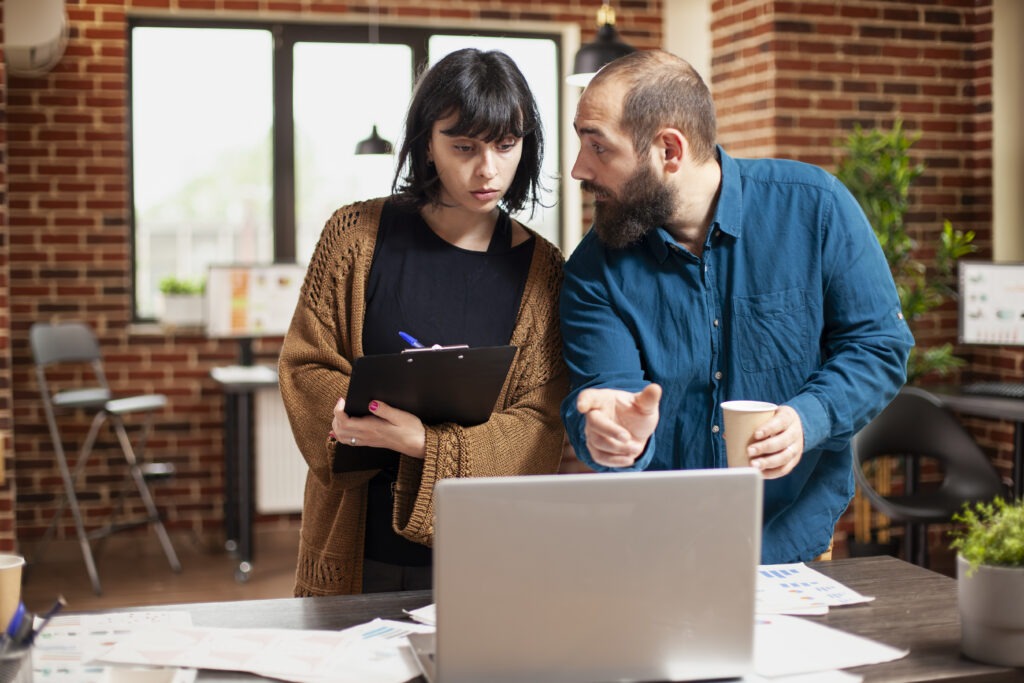 Tuteur en entreprise accompagnant un alternant sur un projet