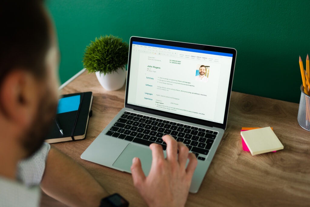 Étudiant rédigeant son CV d'alternant sur un ordinateur portable